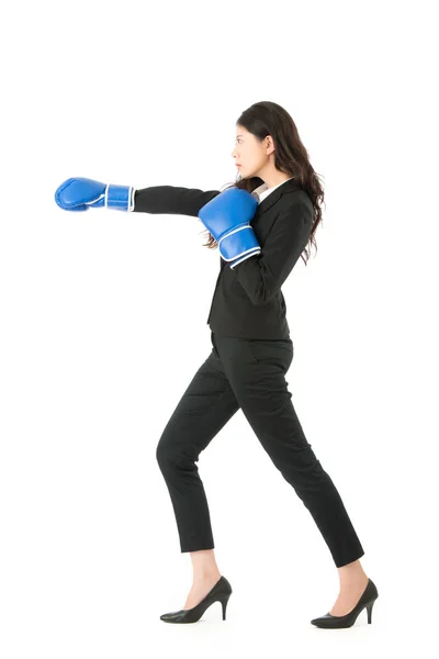 Mujer enojada ataque con guantes de boxeo —  Fotos de Stock