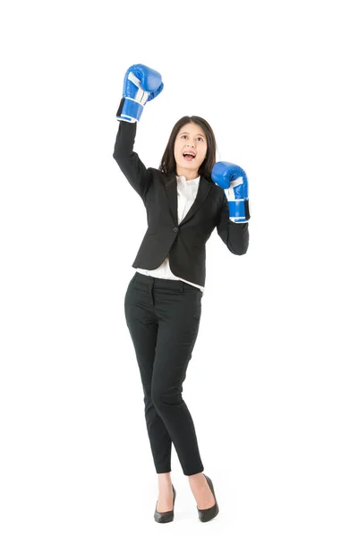 Γυναίκα των επιχειρήσεων στην πυγμαχία με νίκη θέτουν — Φωτογραφία Αρχείου