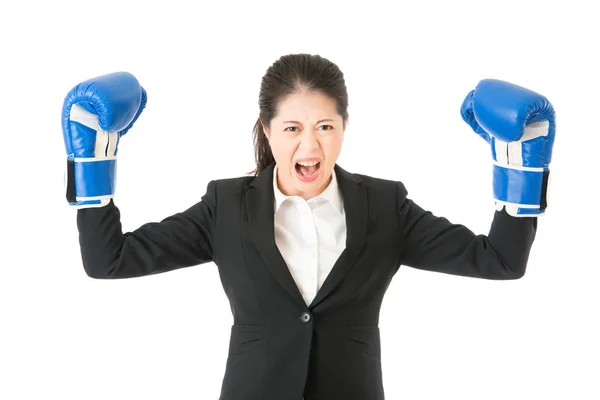 Boxe mulher de negócios mostrando agressivo — Fotografia de Stock