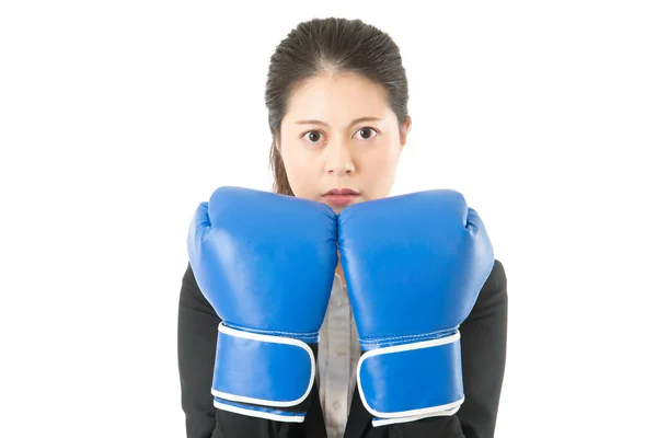 Mujer de negocios segura con guantes de boxeo — Foto de Stock