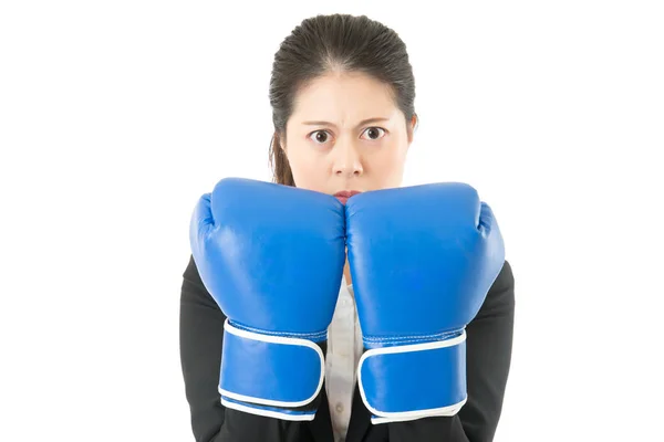 Empresária vestindo luvas de boxe pronto — Fotografia de Stock