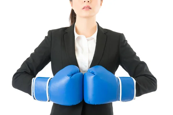 Mulher de negócios raiva vestindo luvas de boxe — Fotografia de Stock