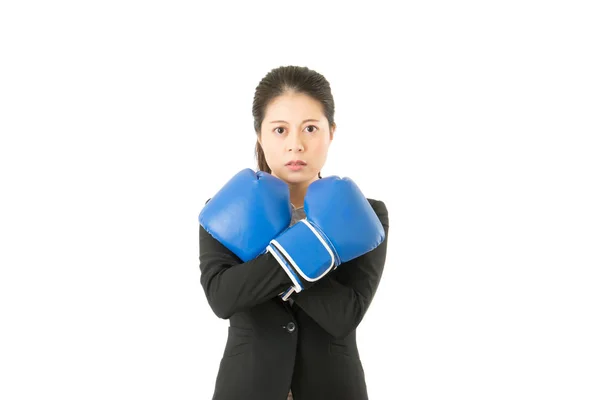 Mujer de negocios en guantes de boxeo brazos cruzados — Foto de Stock