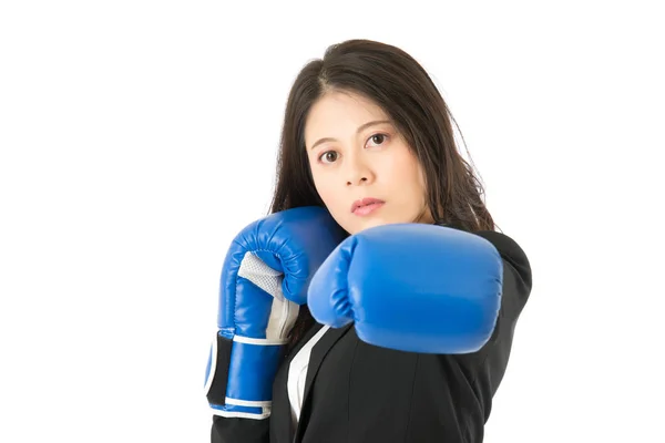Mulher de negócios boxe soco em linha reta — Fotografia de Stock