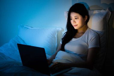 kadın yatakta yatıyordu geceleri çalışıyor