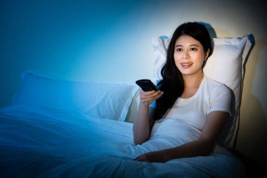 bir film izlerken genç gülümseyen kadın