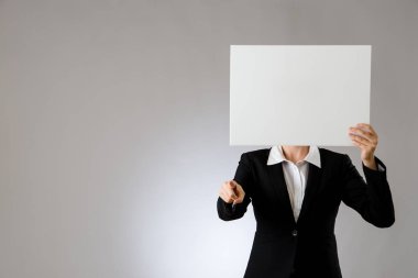 genç kadın holding yönetim kurulu bir parmak işaret
