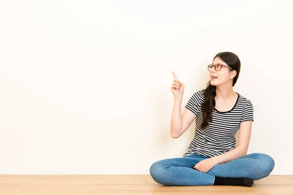 Portret jonge vrouw denken dromen — Stockfoto