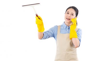 Kız bir silecek tutarak Cam Sil