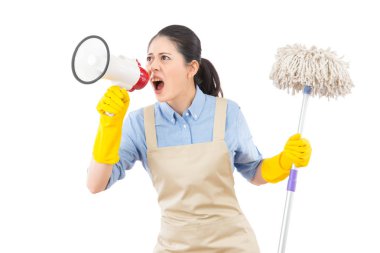 hoparlör kullanarak kızgın kızgın ev kadını