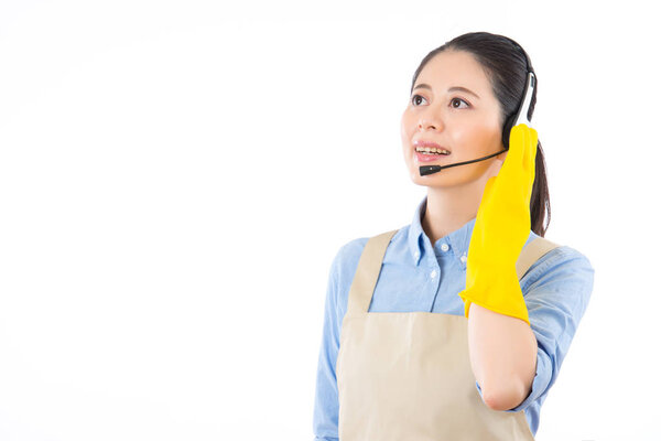 привлекательная домохозяйка рада служить
