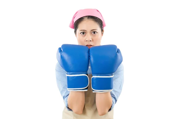 Ama de casa con guantes de boxeo listo para luchar — Foto de Stock