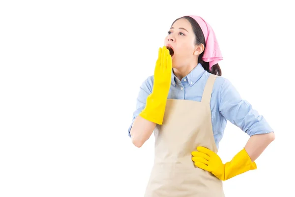 Sonnolenta donna delle pulizie con bocca aperta — Foto Stock