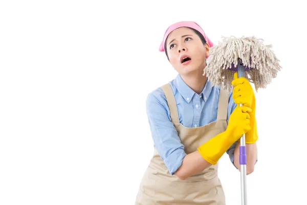 Pulizia signora sovraccarico di lavoro con casa pulita — Foto Stock