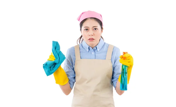 Moe aantrekkelijke jonge vrouw in gele handschoenen — Stockfoto