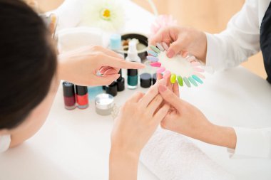 kadın renk shellac oje seçer
