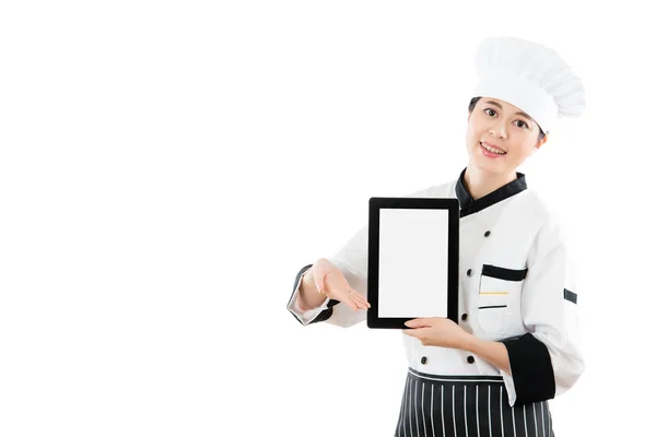 Cozinheiro chef feminino mostrando tablet em branco — Fotografia de Stock