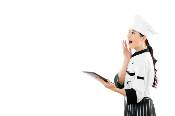 Glücklicher Koch öffnet das elektronische Menü online — Stockfoto