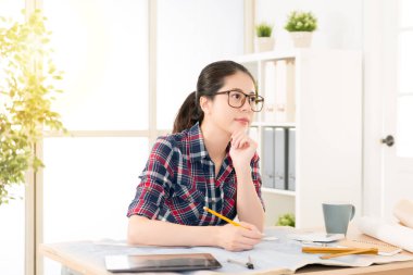 Asya Tasarımcısı fikirler bulmak için kendini adamak