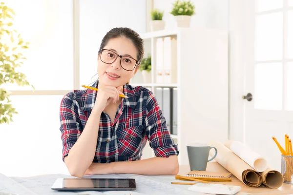 Arquitecto en el lugar de trabajo utilizando tableta digital — Foto de Stock