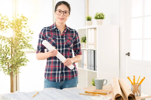 Plano de arquitecto femenino con dibujo a lápiz — Foto de Stock