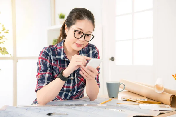 Diseñador asiático chino mensaje de texto por móvil — Foto de Stock