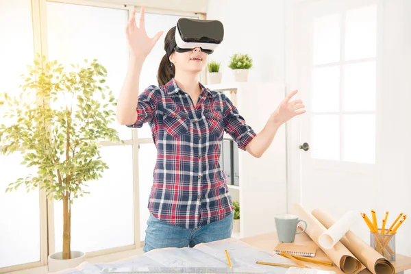 Arquiteto mulher usando VR para projetar — Fotografia de Stock
