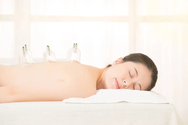 genç kadın çukurluğu tedavi gören