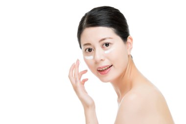 Çinli Asyalı kadın losyon tutmak nemli kullanın.