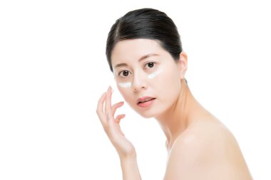 yüzünde UV koruma krem uygulamak