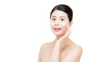 Asyalı kadın kozmetik krem losyon ile