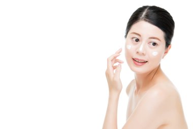 Çin modeli, parlak ve mükemmel bir cilt gösterir.