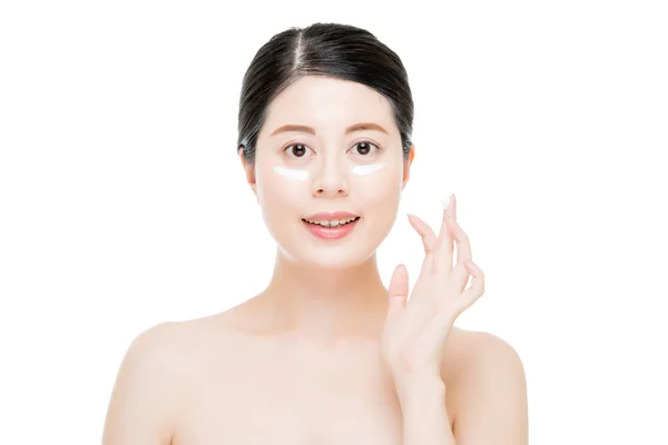 多元文化的亚洲女孩把乳液在手指上. — 图库照片