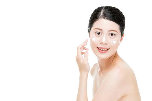 中国女人保持皮肤伟大的乳液. — 图库照片