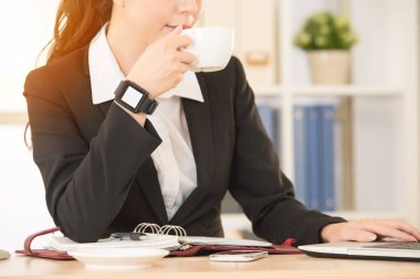 kahve çalışma mobil bilgisayarda içme kız