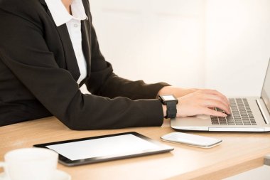 iş kadını ile tüm teknoloji ürünü 