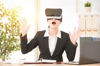 ofis çalışanı 3d görsel şaşırır