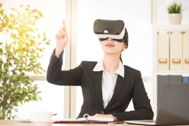 Asya işkadını hava ekran Vr ile işaret