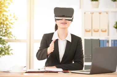 poz sallayarak Asya iş kadın el hareketi