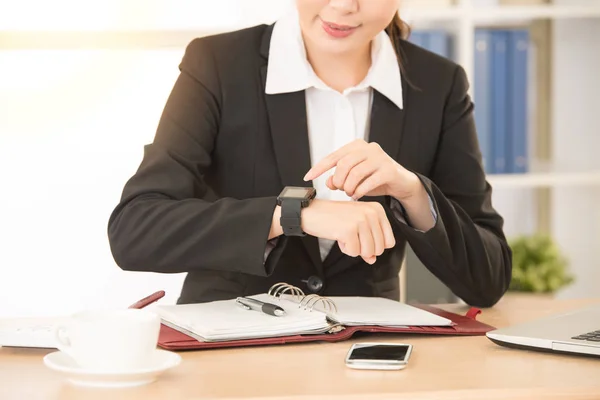 Geschäftsfrau mit ihrer Smartwatch-Anwendung — Stockfoto