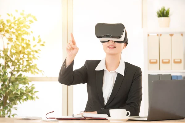 Jonge vrouw met een Vr headset opgewonden — Stockfoto