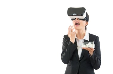şok edici genç iş kadını sanal gerçeklik
