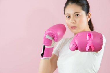 Asyalı kız PIN pembe kurdele Boks eldiveni