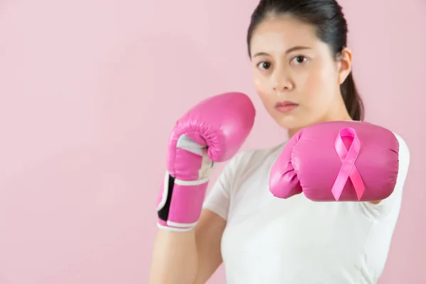 Ásia menina pin rosa fita no boxe luva — Fotografia de Stock