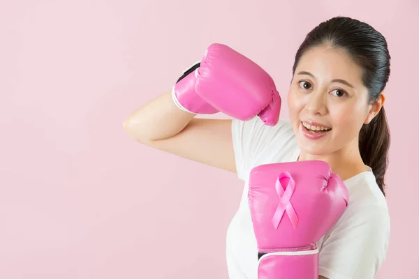 Mulher confiança vestindo luvas de boxe rosa — Fotografia de Stock