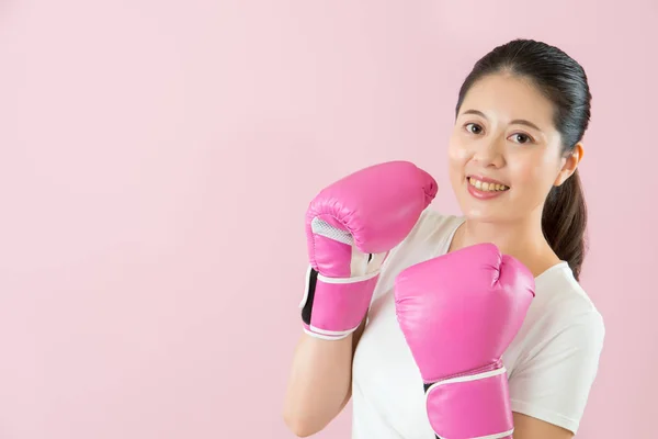 Asiatique charmante fille sourire porter gant de boxe — Photo
