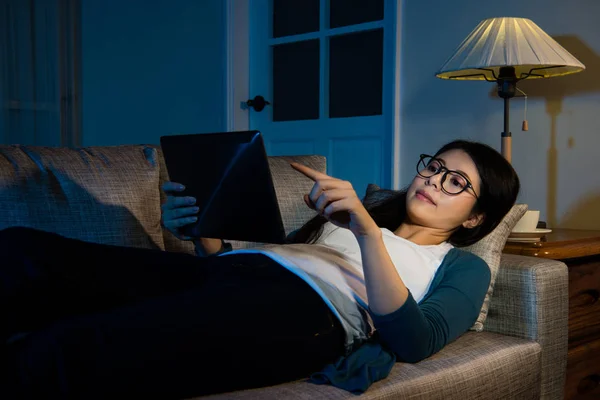 Joven gafas estudiante utilizando el ordenador móvil — Foto de Stock