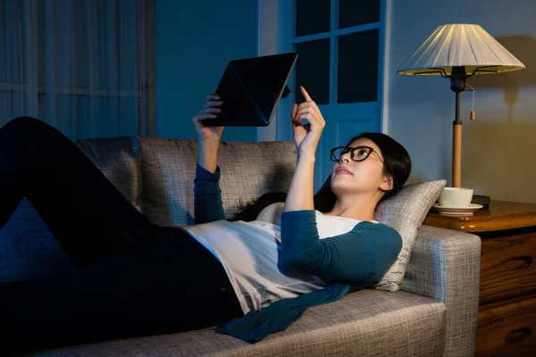 Schönes Mädchen hält Pad-Computer — Stockfoto