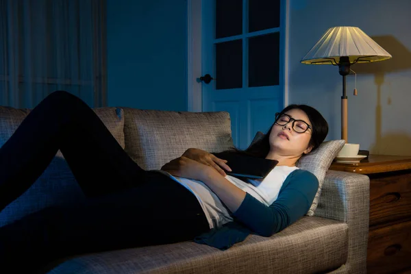 Joven empresaria durmiendo en el sofá — Foto de Stock