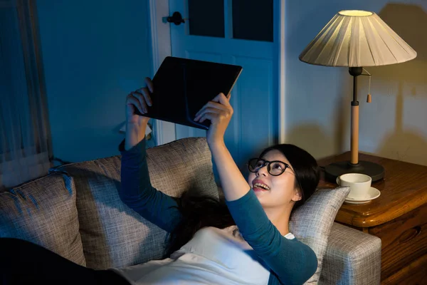 Sonriente mujer de negocios viendo famoso vídeo — Foto de Stock